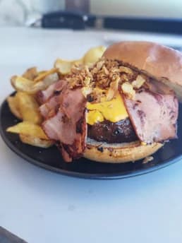 Burger Vizocas en Pan Artesano con patatas fritas