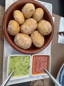 Papas arrugados  con mojo rojo y mojo verde