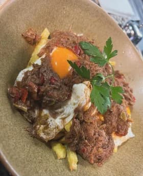 Huevos rotos con carne mechada