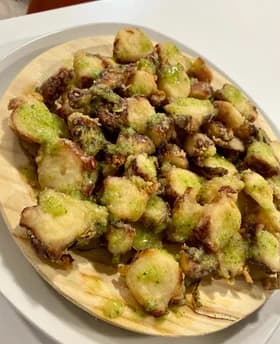 Pulpo frito con mojo verde. RACION COMPLETA