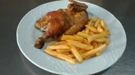 Pollo picantón a la brasa con patatas fritas