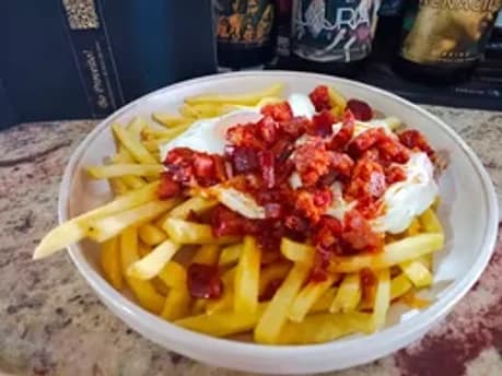 Ovos con patacas e chourizo