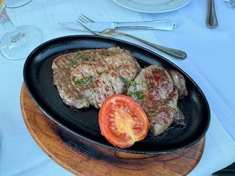 Croca de ternera a la plancha con patatas fritas