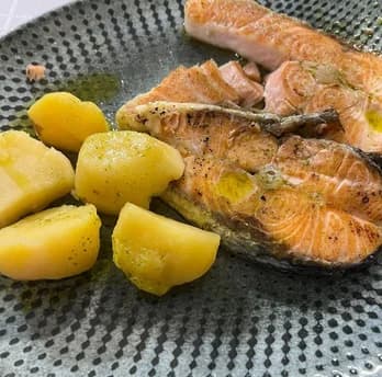 Salmón a la plancha con patata cocida