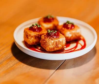 Cheeseballs con salsa de tomate