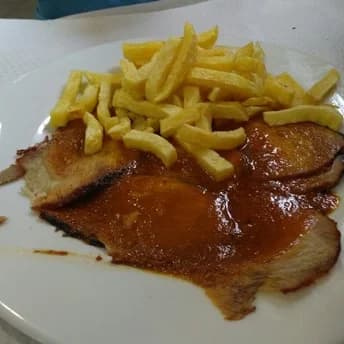 Jamón asado con patatas fritas