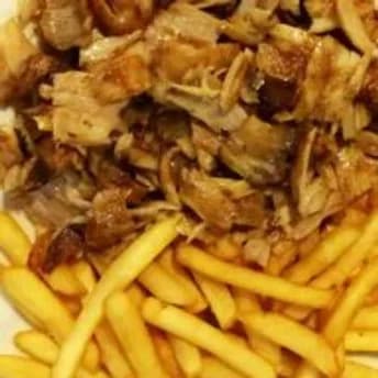 Plato solo carne con patatas fritas y salsa