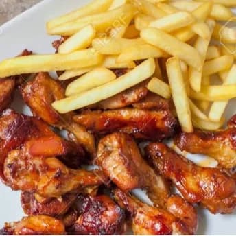 Plato alitas de pollo con patatas fritas