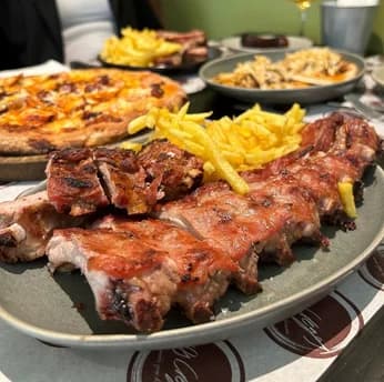 Churrasco de cerdo con patatas fritas