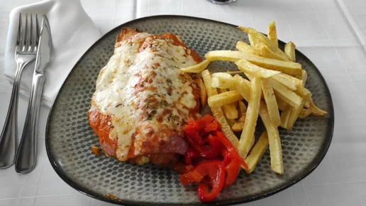 Milanesa de pollo Napolitana con patatas fritas