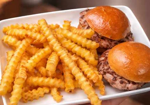 Dos mini hamburguesas con patatas
