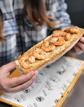 Tosta de gambas con ali oli