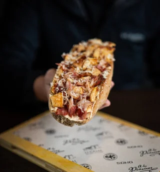 Tosta de pollo y bacon